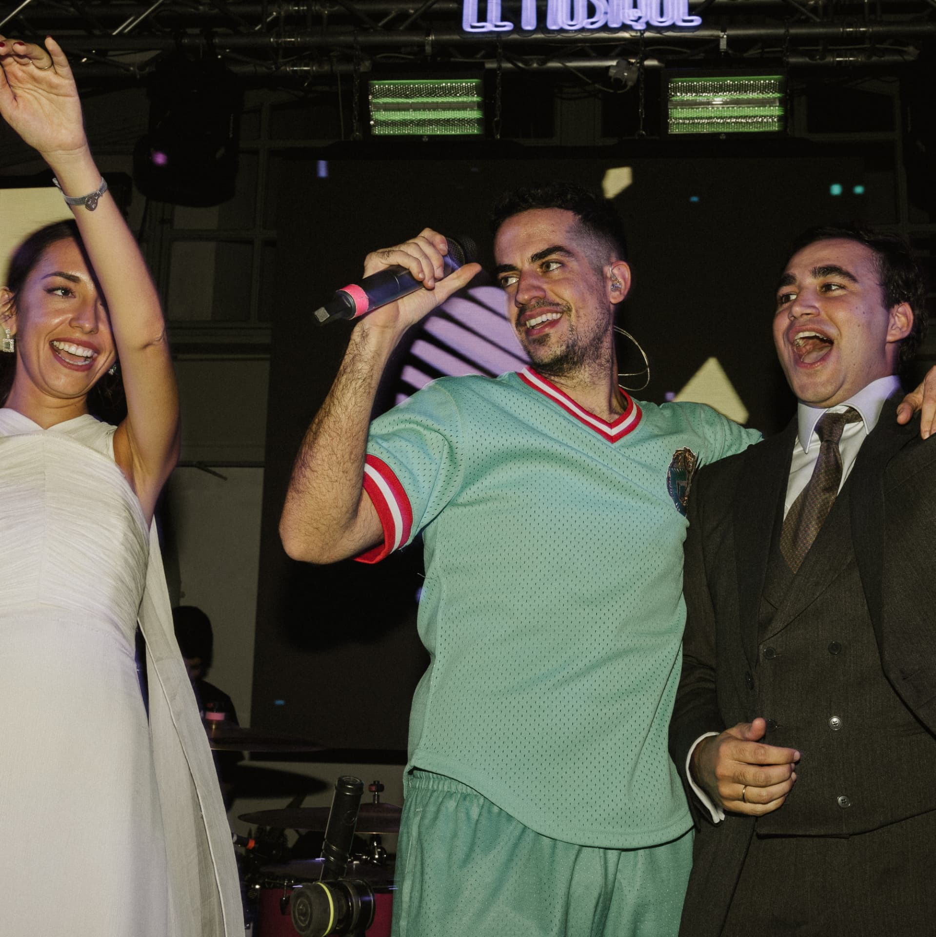 Dani cantando junto a una pareja de novios durante la fiesta de su boda